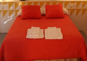 Cama de manta roja