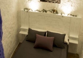 Cama de matrimonio con bonito cabecero blanco