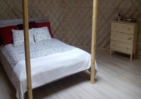 Yurta con cama y cómoda