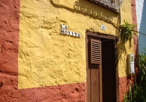 Fachada amarilla y roja del edificio