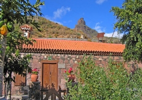 Vista de la fachada con patio delante