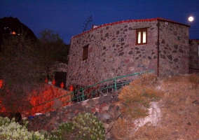 Vista exterior de la casa por la noche