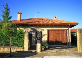 Fachada y puerta del garaje