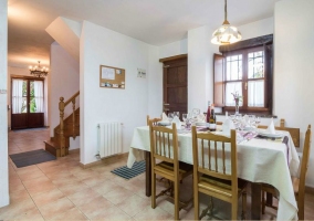 Comedor junto a la cocina con muebles de madera