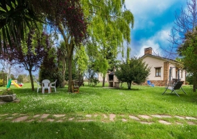 Jardín con zona infantil