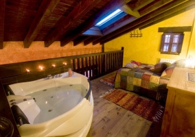 Dormitorio abuhardillado con jacuzzi abierto