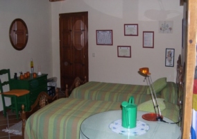 Habitación doble con colchas en color verde