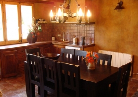 Cocina con mesa de comedor