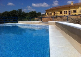 Piscina con zona de descanso