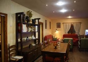 Salón comedor con pared de piedra y chimenea