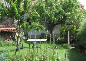 Jardín con muebles de forja