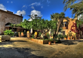 Vista del patio y del edificio