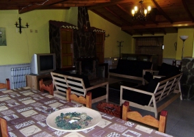 Salón comedor con chimenea de piedra