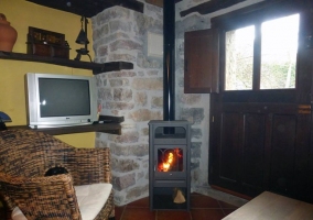 Sala de estar con mesa de comedor y cocina abierta