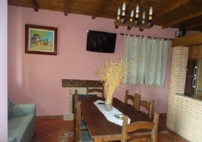 Salón-comedor con televisión