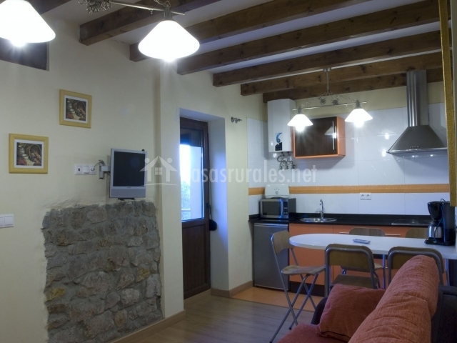 Download Un dormitorio de naranja al apartamento de playa For iPhone Free