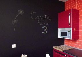 Comedor con pared pintada