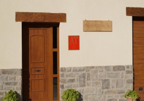 Dormitorio con cama de matrimonio y armario de madera