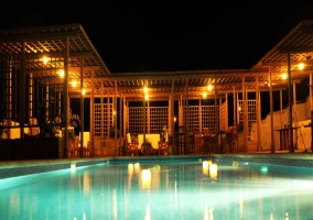 La piscina de noche