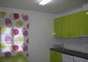 Dormitorio con balcón