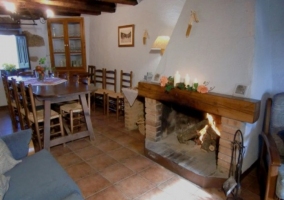 Salón con chimenea