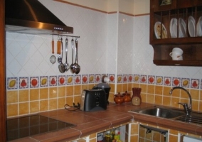 Cocina de la casa con encimera en L