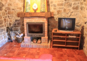 Sala de estar con zona de comedor tras los sillones