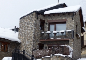 Exterior de la casa con nieve