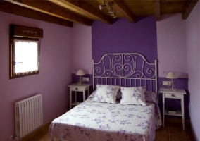 Dormitorio con cama de matrimonio