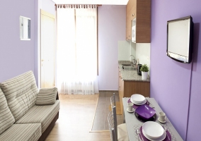 Salón con paredes de precioso color lila