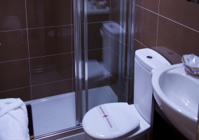 Habitación doble con 2 pequeñas mesitas y lámparas