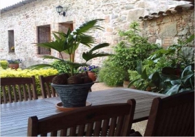 Comedor con mesa de madera y sillas en el salón de la casa rural