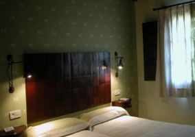 Cama de matrimonio en dormitorio de primer piso