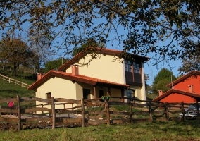 Porche con bancos y mesa
