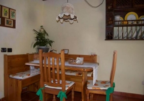 Comedor de la casa con mesa de madera