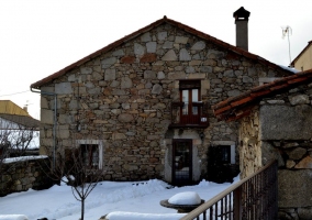 Vista exterior del edificio y nieve