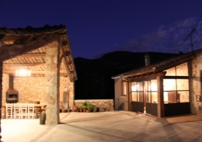 Mesa de madera junto a la barbacoa