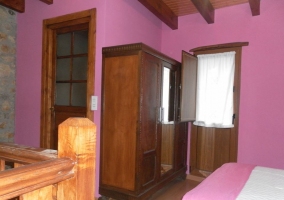 Paredes fucsias de habitación cn excelente mobiliario