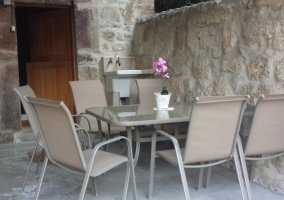 Porche privado con mesa y sillas