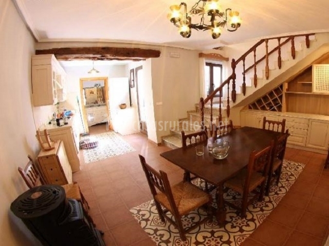 Casa rural melitón en povedilla (albacete) Escaleras en comedor