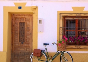 Entrada a la casa con bicicleta al lado