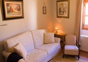 Mesa de comedor con mueble grande al lado