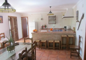 Cocina y mesa de comedor