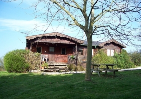 Fachada de frente con mesa de picnic