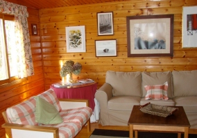 Salón con detalles en madera y mimbre