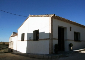 Fachada blanca con piedra