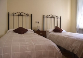 Cama de matrimonio en el dormitorio