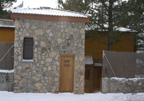 Salón con chimenea de piedra