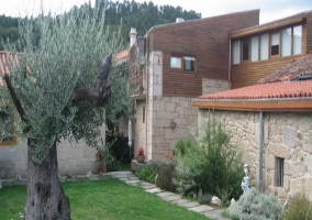 Vivienda rodeada de jardín