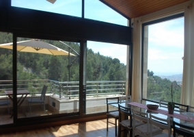 Comedor acristalado con terraza